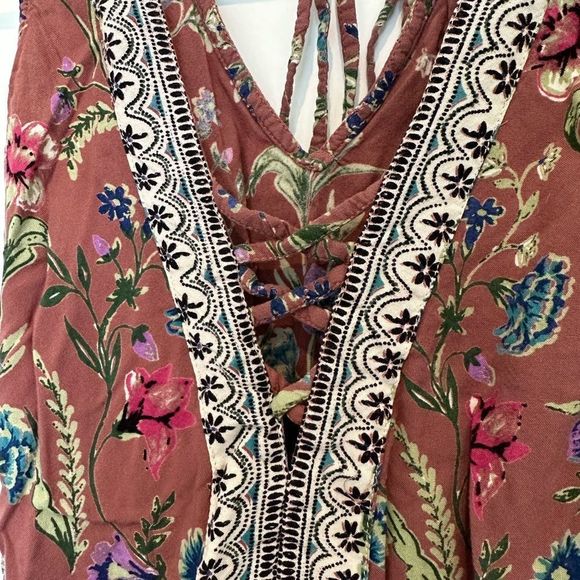 Angie women's sleeveless tank top with criss cross front detail - Picture 5 of 7